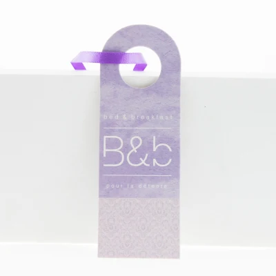 Etiqueta de vestuário dobrada em papelão UV com logotipo personalizado e etiqueta roxa com fita